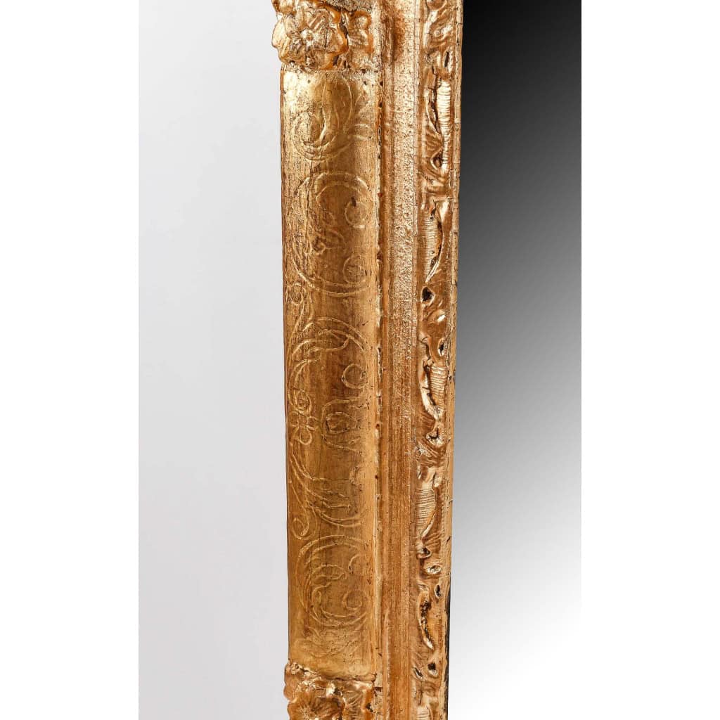 Miroir en bois et stuc sculpté et doré d’époque Régence vers 1720 Miroir en bois et stuc sculpté et doré d’époque Régence vers 1720