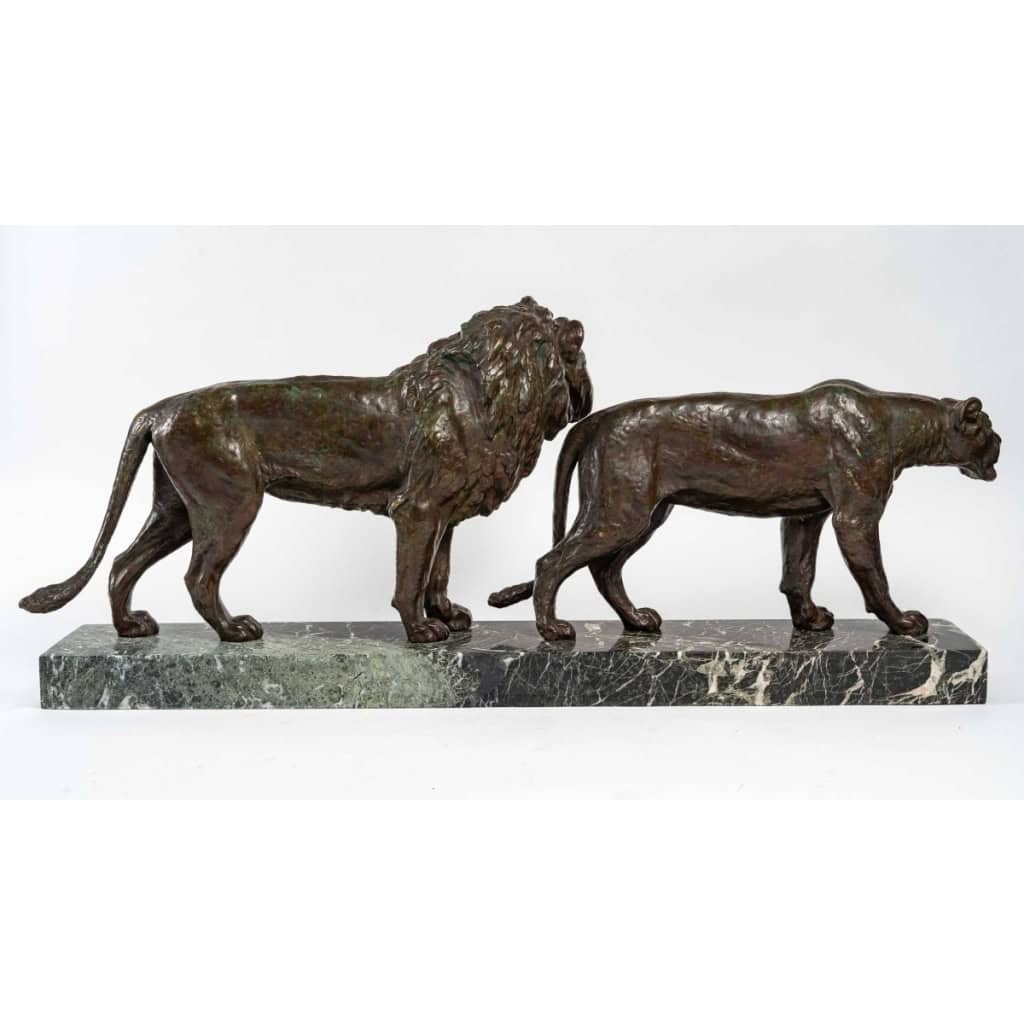 Bronze lion et lionne, marbre vert, début XXème siècle ||