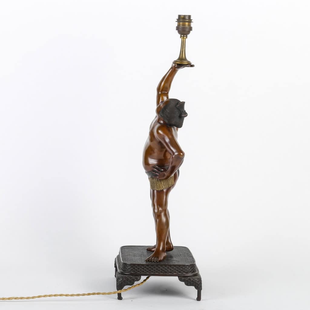 Lampe en Bronze japonais, signée par Miyao, fin XIXème siècle Lampe en Bronze japonais, signée par Miyao, fin XIXème siècle