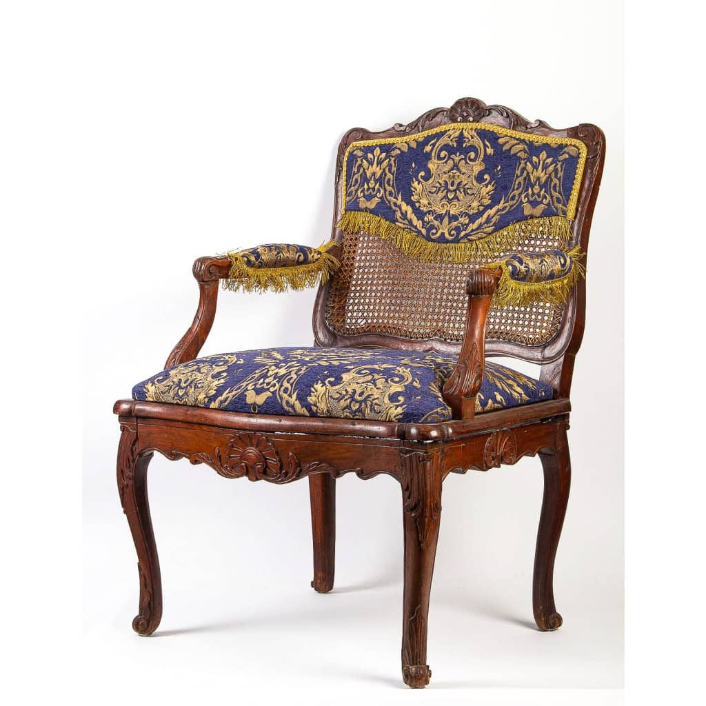 Fauteuil à fond de cannes en bois naturel mouluré et sculpté d’époque Régence vers 1720 Fauteuil à fond de cannes en bois naturel mouluré et sculpté d’époque Régence vers 1720