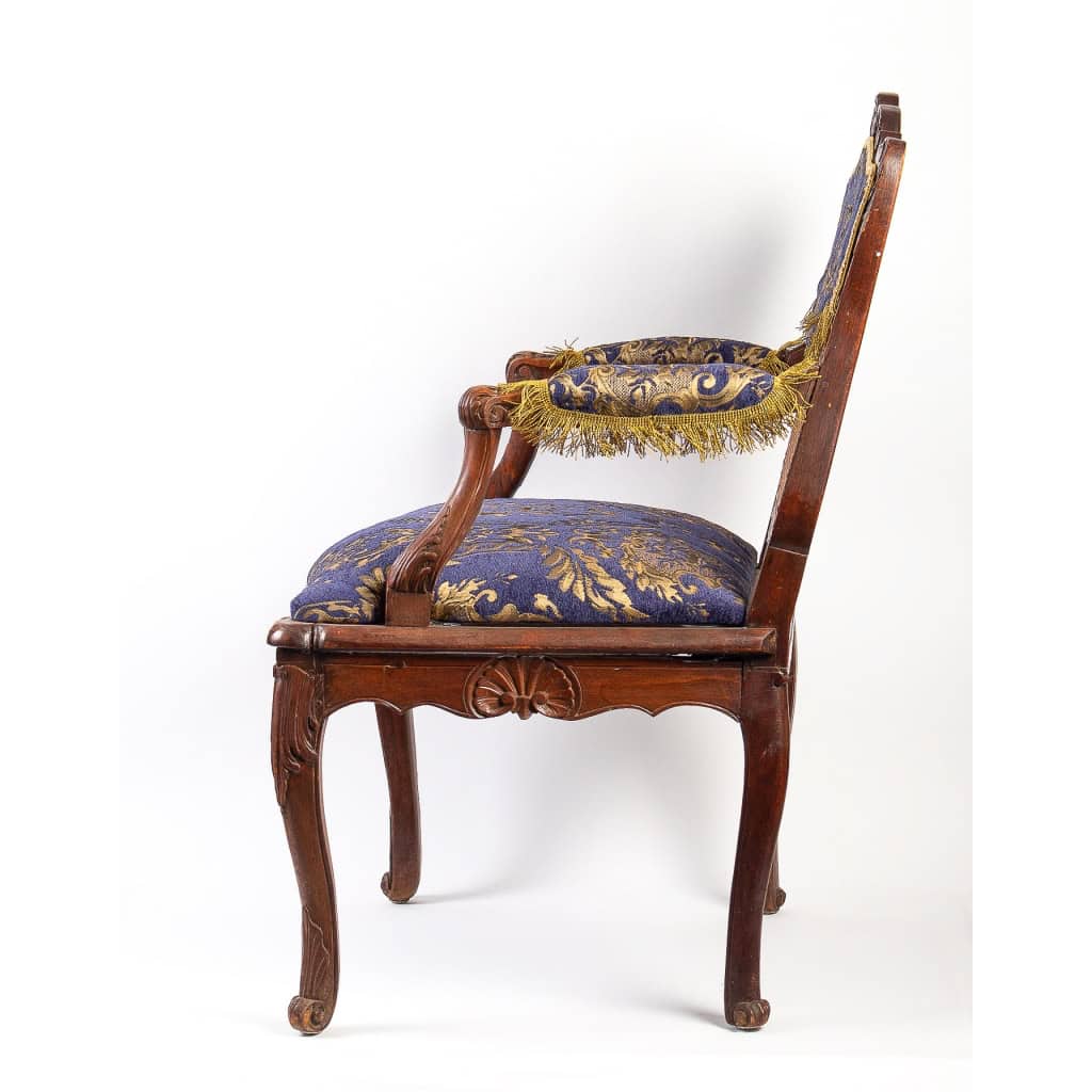 Fauteuil à fond de cannes en bois naturel mouluré et sculpté d’époque Régence vers 1720 Fauteuil à fond de cannes en bois naturel mouluré et sculpté d’époque Régence vers 1720