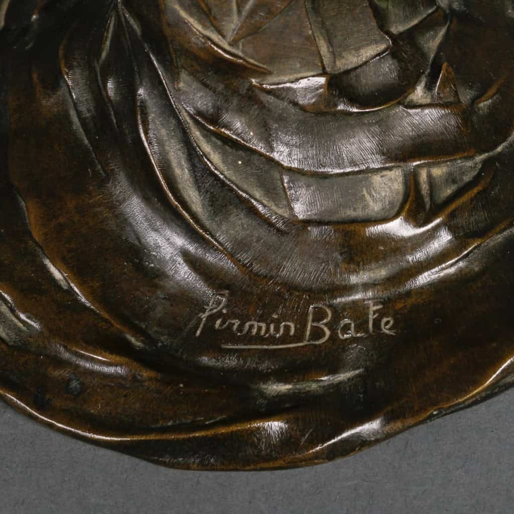 Lampe en bronze patiné représentant une femme retenant une tulipe en pâte de verre. Époque Art Nouveau vers 1900. Signée Firmin Bate Lampe en bronze patiné représentant une femme retenant une tulipe en pâte de verre. Époque Art Nouveau vers 1900. Signée Firmin Bate