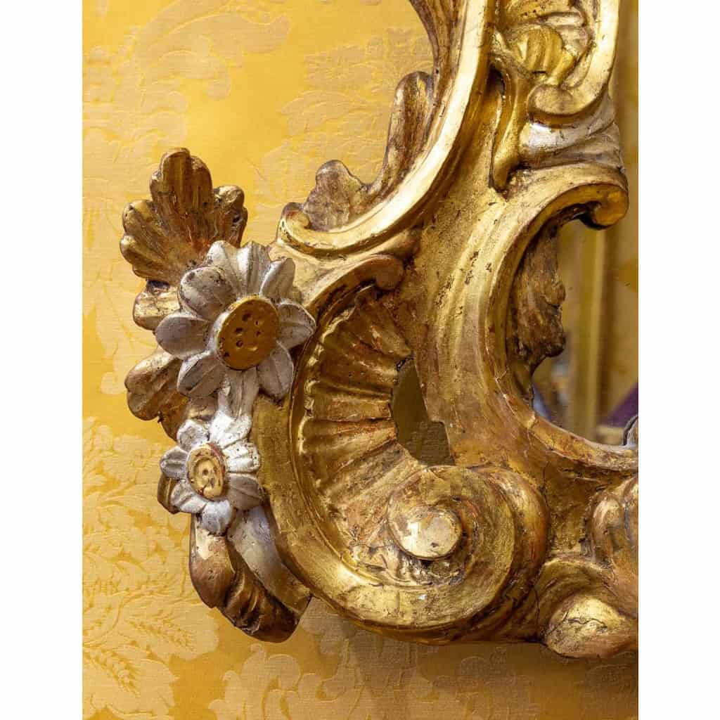 Important miroir en bois sculpté doré et argenté Italie milieu du XVIIIème siècle Important miroir en bois sculpté doré et argenté Italie milieu du XVIIIème siècle