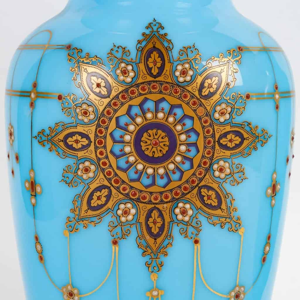 Paire de vases en opaline, XIXème siècle Paire de vases en opaline, XIXème siècle