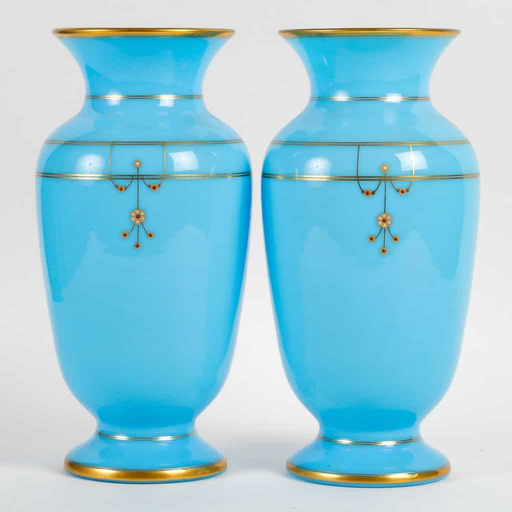 Paire de vases en opaline, XIXème siècle Paire de vases en opaline, XIXème siècle