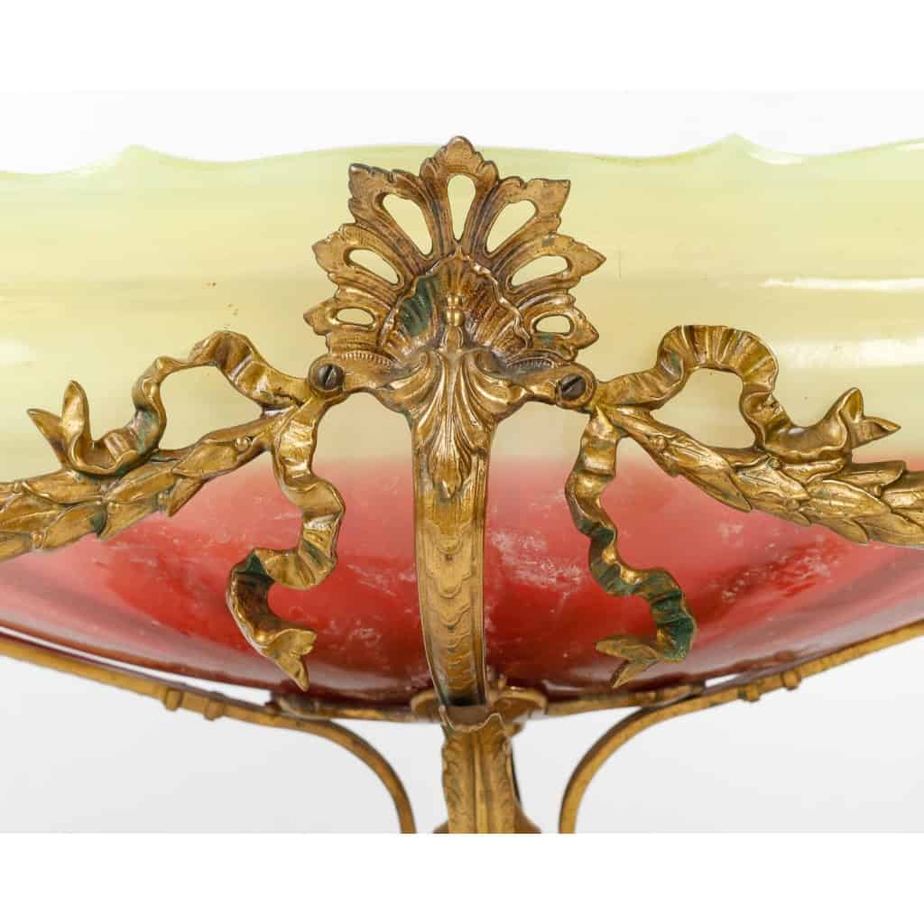 Coupe En Opaline Bicolore Sur Monture En Bronze Doré, XIXème Siècle | Biron Coupe en opaline, monture en laiton, XIXème siècle