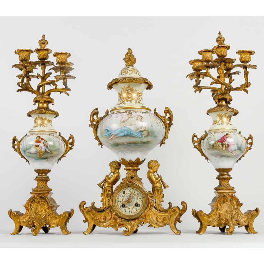 Garniture de cheminée en bronze doré et porcelaine de Sèvres |||||||||||||||||