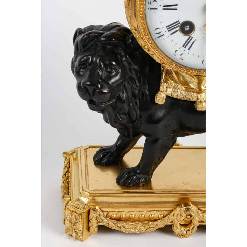 Rare Pendule dite « Au Lion Paisible » Fin XIXème Siècle Rare Pendule dite « Au Lion Paisible » Fin XIXème Siècle