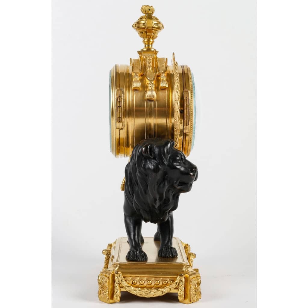 Rare Pendule dite « Au Lion Paisible » Fin XIXème Siècle Rare Pendule dite « Au Lion Paisible » Fin XIXème Siècle