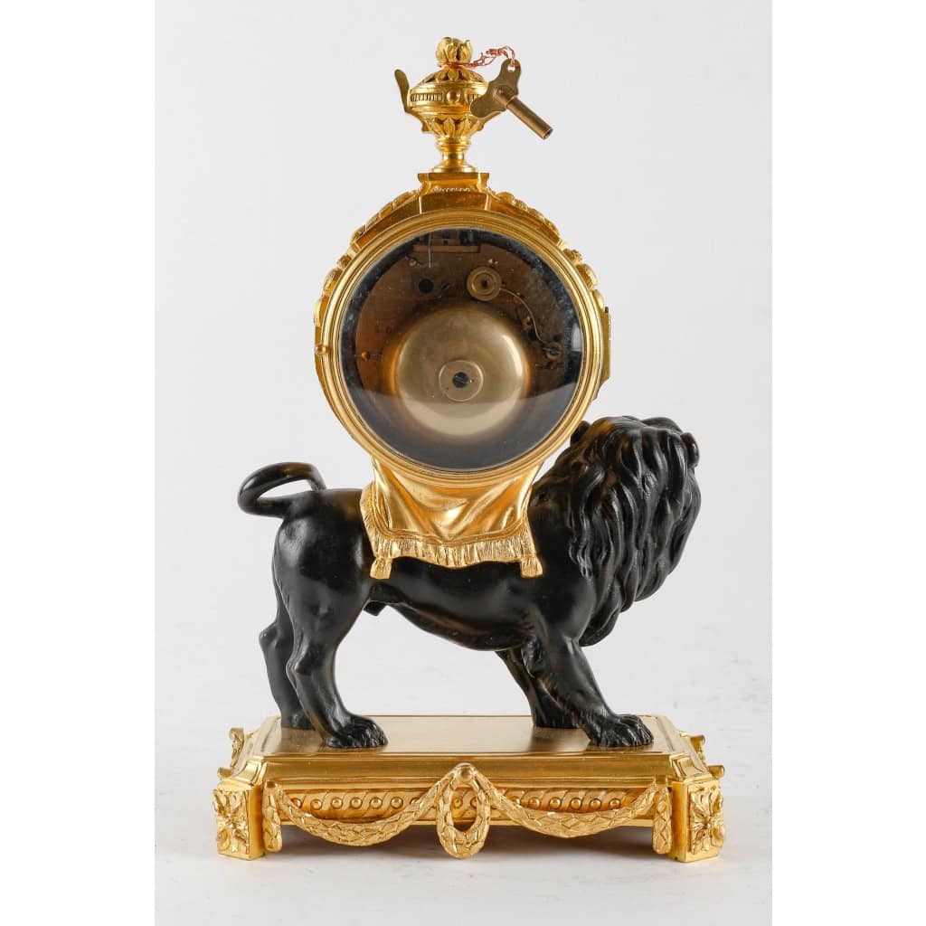 Rare Pendule dite « Au Lion Paisible » Fin XIXème Siècle Rare Pendule dite « Au Lion Paisible » Fin XIXème Siècle