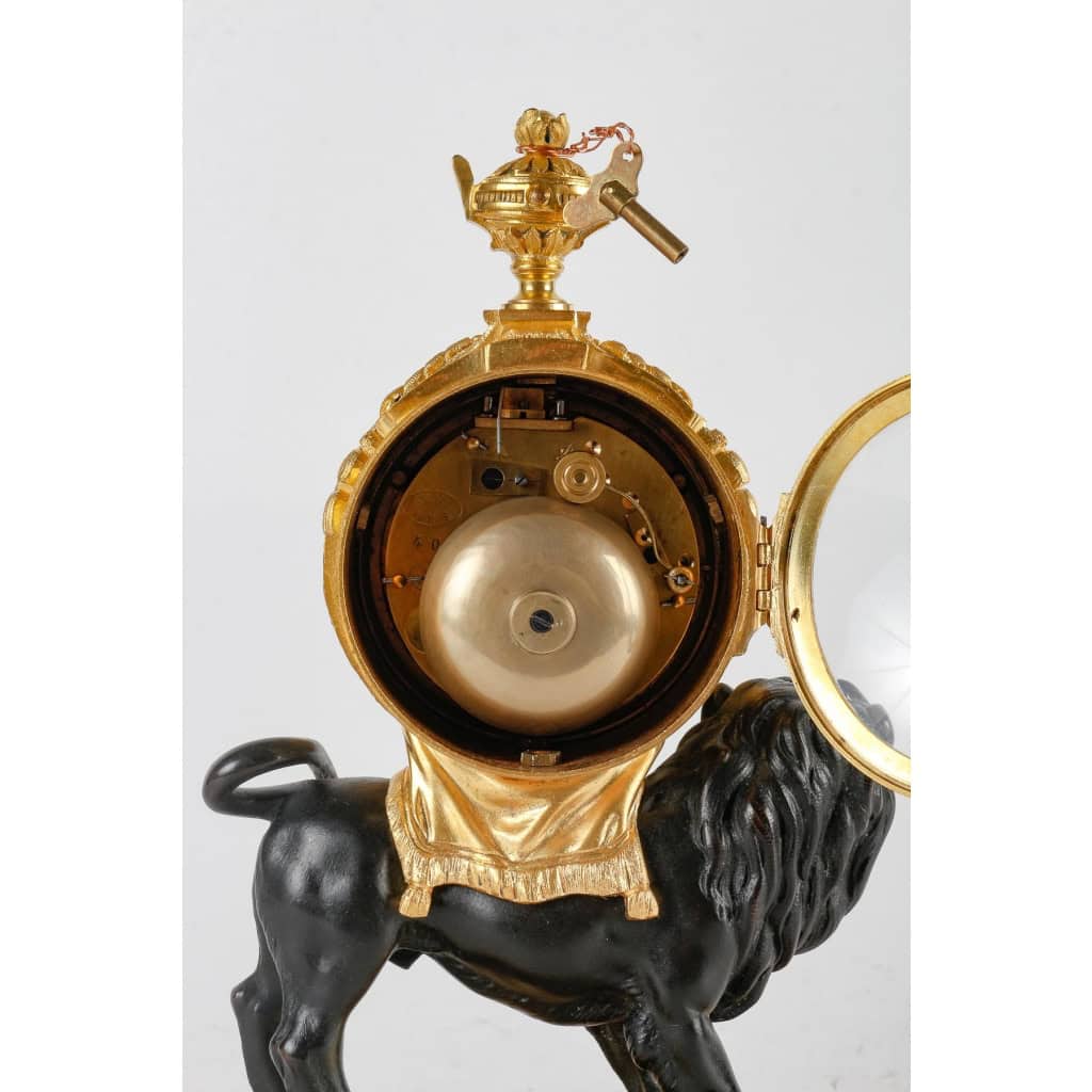 Rare Pendule dite « Au Lion Paisible » Fin XIXème Siècle Rare Pendule dite « Au Lion Paisible » Fin XIXème Siècle