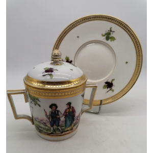 Tasse Couverte En Porcelaine Italienne Capodimonte XIXème |||