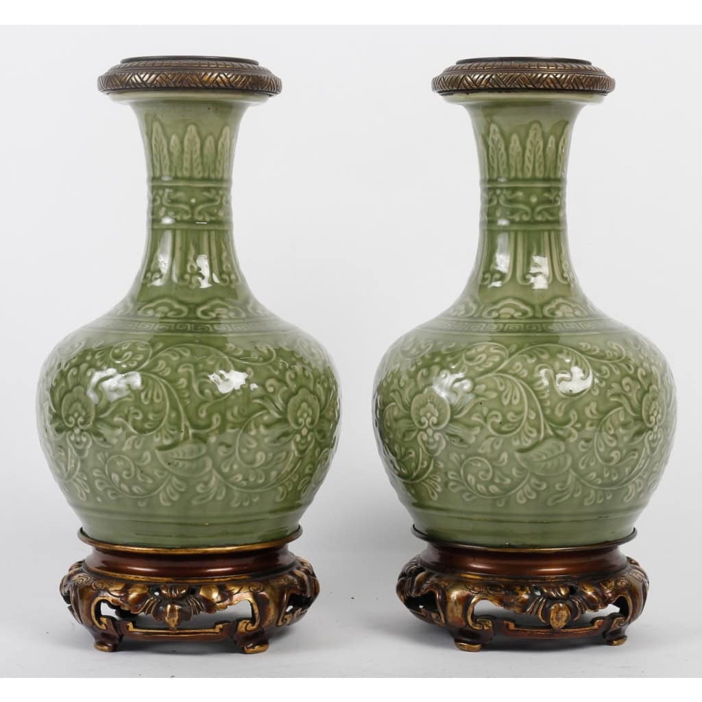 Paire de vases en faïence dans le Style de Théodore Deck, circa 1870 Paire de vases en faïence dans le Style de Théodore Deck, circa 1870