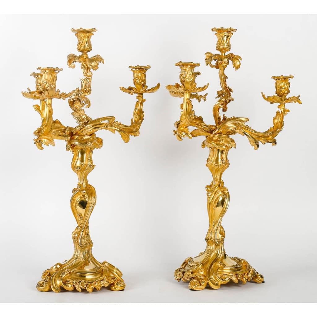 Importants candélabres en bronze doré et ciselé à 4 bras, style Rocaille Louis XV. Époque Napoléon III Importants candélabres en bronze doré et ciselé à 4 bras, style Rocaille Louis XV. Époque Napoléon III