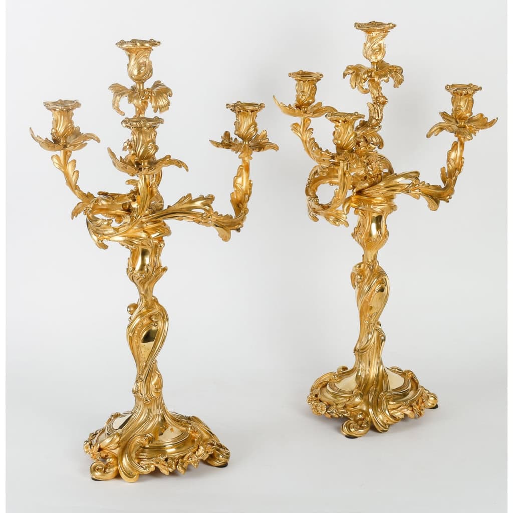 Importants candélabres en bronze doré et ciselé à 4 bras, style Rocaille Louis XV. Époque Napoléon III Importants candélabres en bronze doré et ciselé à 4 bras, style Rocaille Louis XV. Époque Napoléon III