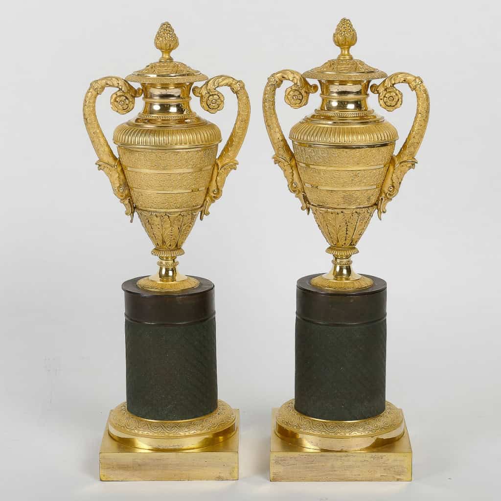 Paire de vases couverts en bronze finement ciselé patiné et doré époque Empire vers 1810 MLD Antiquités|MLD Antiquités|MLD Antiquités|MLD Antiquités|MLD Antiquités|MLD Antiquités|MLD Antiquités|MLD Antiquités||