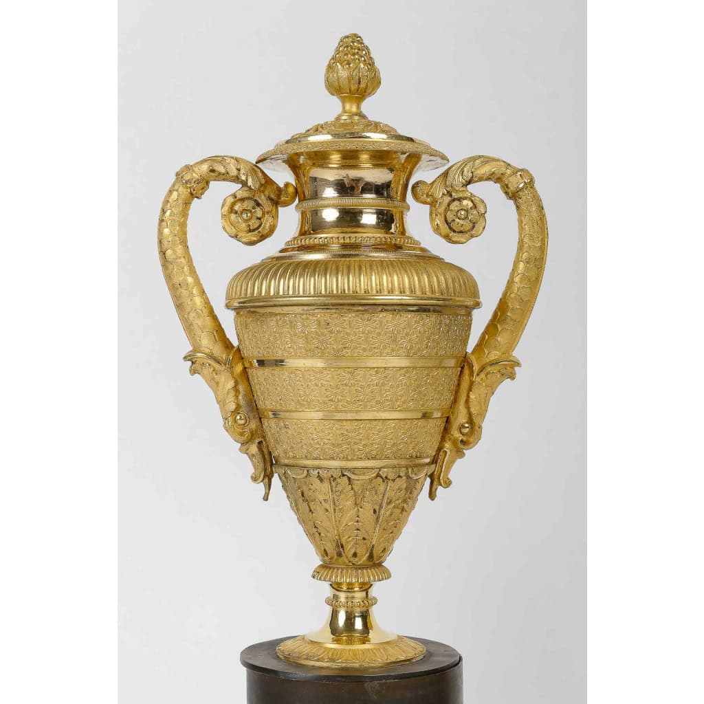 Paire de vases couverts en bronze finement ciselé patiné et doré époque Empire vers 1810 Paire de vases couverts en bronze finement ciselé patiné et doré époque Empire vers 1810