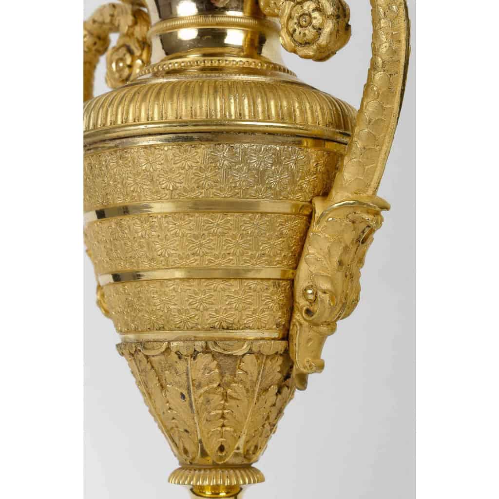 Paire de vases couverts en bronze finement ciselé patiné et doré époque Empire vers 1810 Paire de vases couverts en bronze finement ciselé patiné et doré époque Empire vers 1810