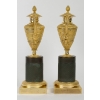 Paire de vases couverts en bronze finement ciselé patiné et doré époque Empire vers 1810 Paire de vases couverts en bronze finement ciselé patiné et doré époque Empire vers 1810