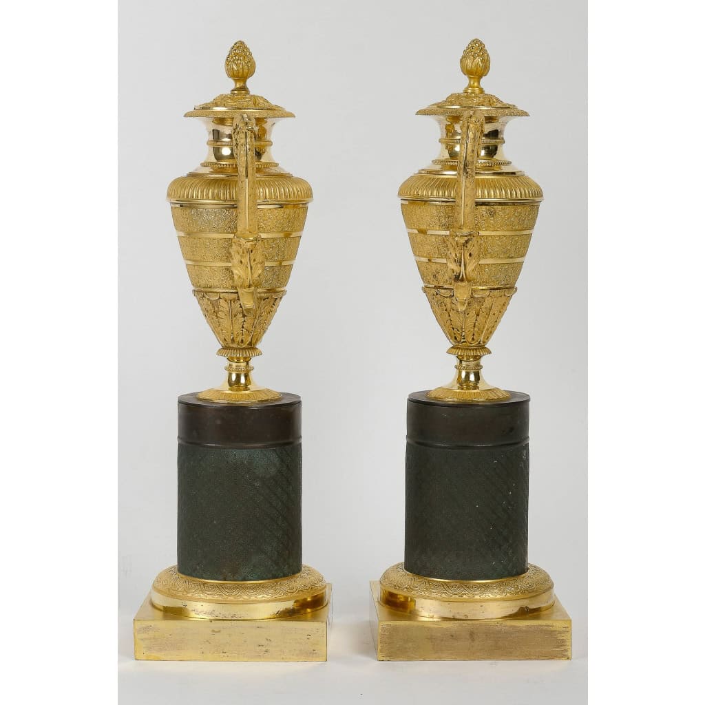 Paire de vases couverts en bronze finement ciselé patiné et doré époque Empire vers 1810 Paire de vases couverts en bronze finement ciselé patiné et doré époque Empire vers 1810