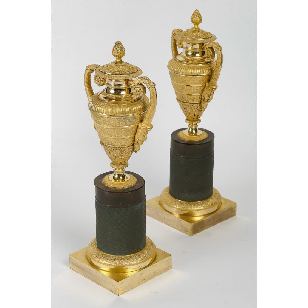 Paire de vases couverts en bronze finement ciselé patiné et doré époque Empire vers 1810 Paire de vases couverts en bronze finement ciselé patiné et doré époque Empire vers 1810