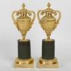 Paire de vases couverts en bronze finement ciselé patiné et doré époque Empire vers 1810 Paire de vases couverts en bronze finement ciselé patiné et doré époque Empire vers 1810