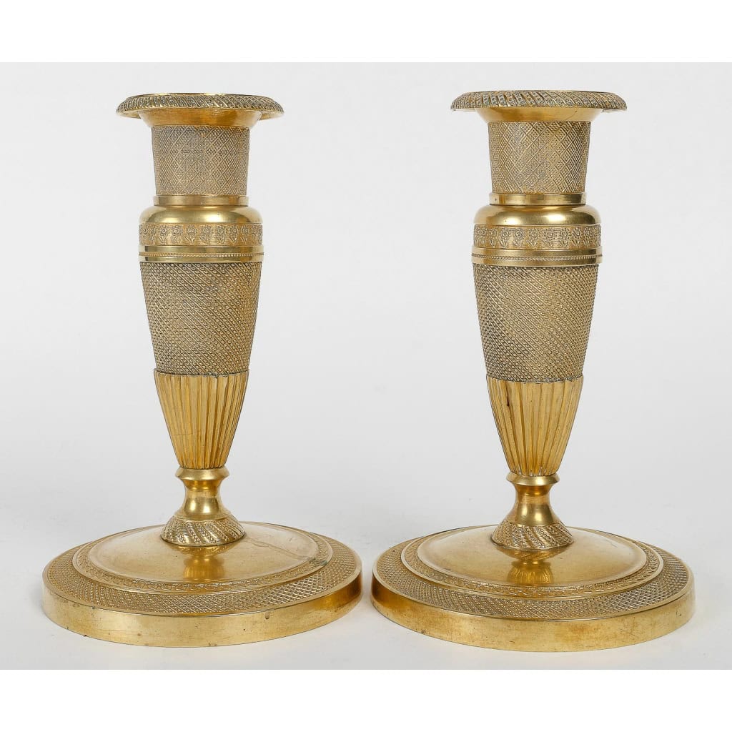 Paire de petits bougeoirs dit « Ragots » en bronze doré époque Empire vers 1810 MLD Antiquités|MLD Antiquités|MLD Antiquités|MLD Antiquités|MLD Antiquités|MLD Antiquités||