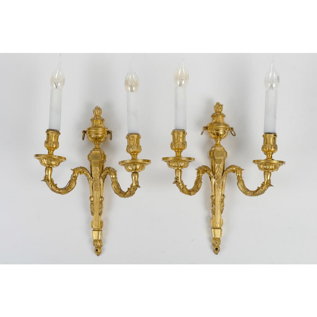 Paire d’appliques d’époque Louis XVI à deux bras de lumière en bronze doré vers 1780 Paire d’appliques d’époque Louis XVI à deux bras de lumière en bronze doré vers 1780