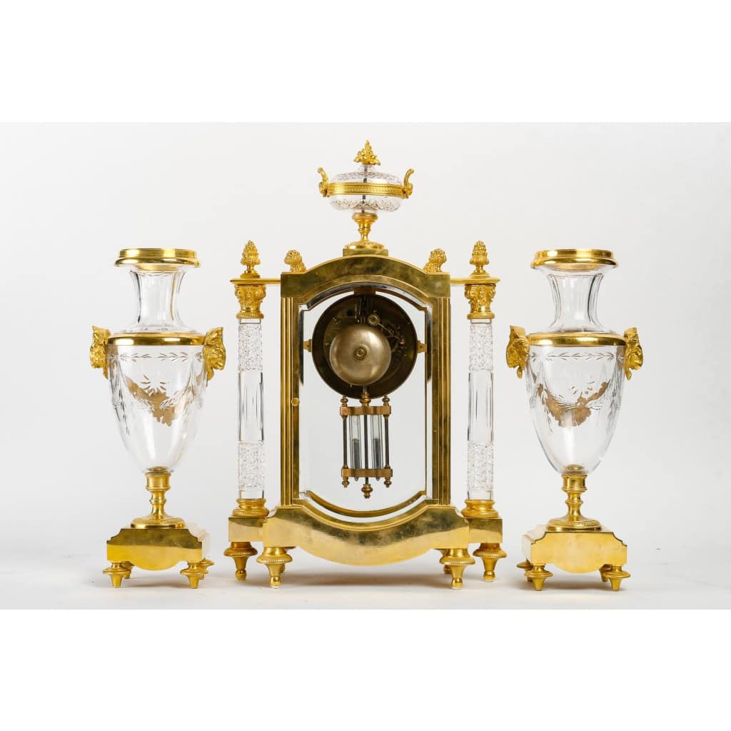 Une garniture en bronze doré et cristal de baccarat fin XIXème siècle Une garniture en bronze doré et cristal de baccarat fin XIXème siècle