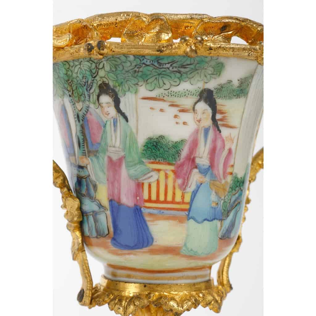 Une paire de vases en porcelaine chinoise fin XIXème siècle Une paire de vases en porcelaine chinoise fin XIXème siècle