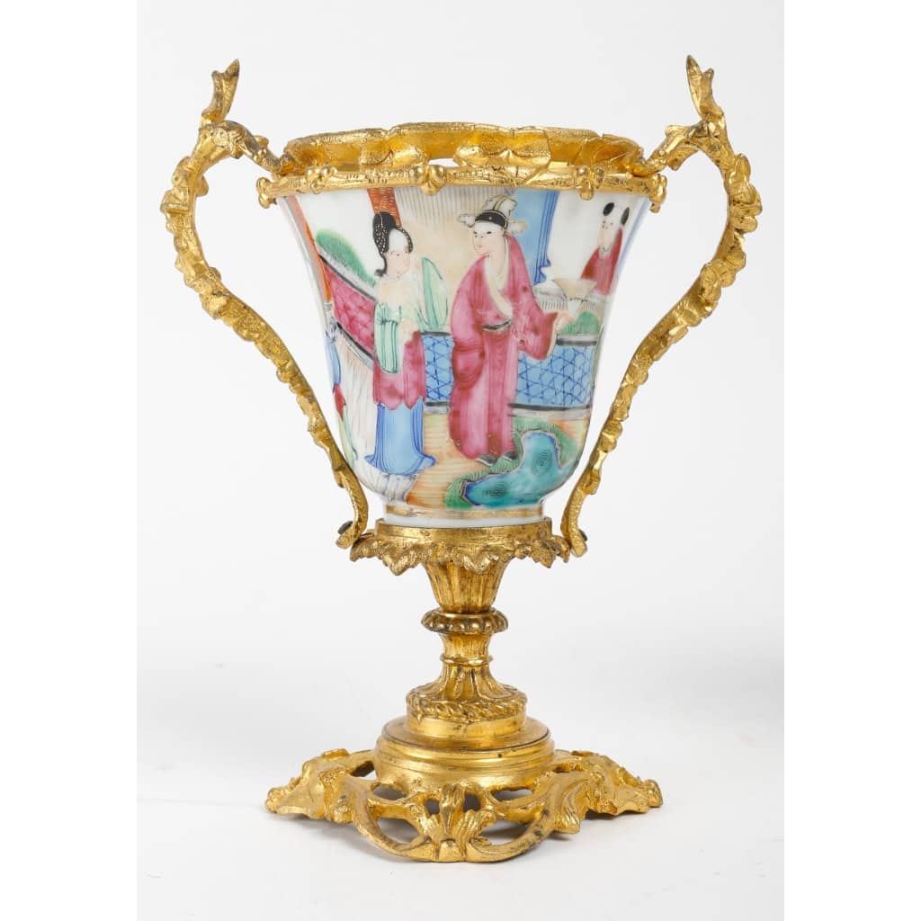 Une paire de vases en porcelaine chinoise fin XIXème siècle Une paire de vases en porcelaine chinoise fin XIXème siècle