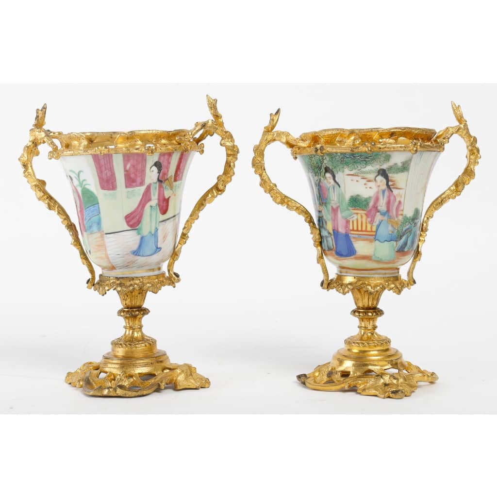 Une paire de vases en porcelaine chinoise fin XIXème siècle Une paire de vases en porcelaine chinoise fin XIXème siècle