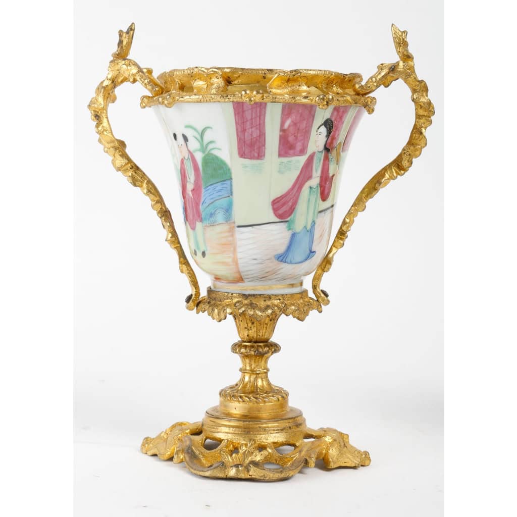 Une paire de vases en porcelaine chinoise fin XIXème siècle Une paire de vases en porcelaine chinoise fin XIXème siècle