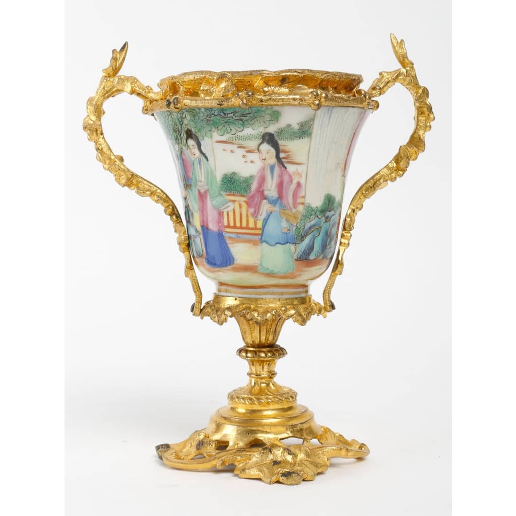 Une paire de vases en porcelaine chinoise fin XIXème siècle Une paire de vases en porcelaine chinoise fin XIXème siècle