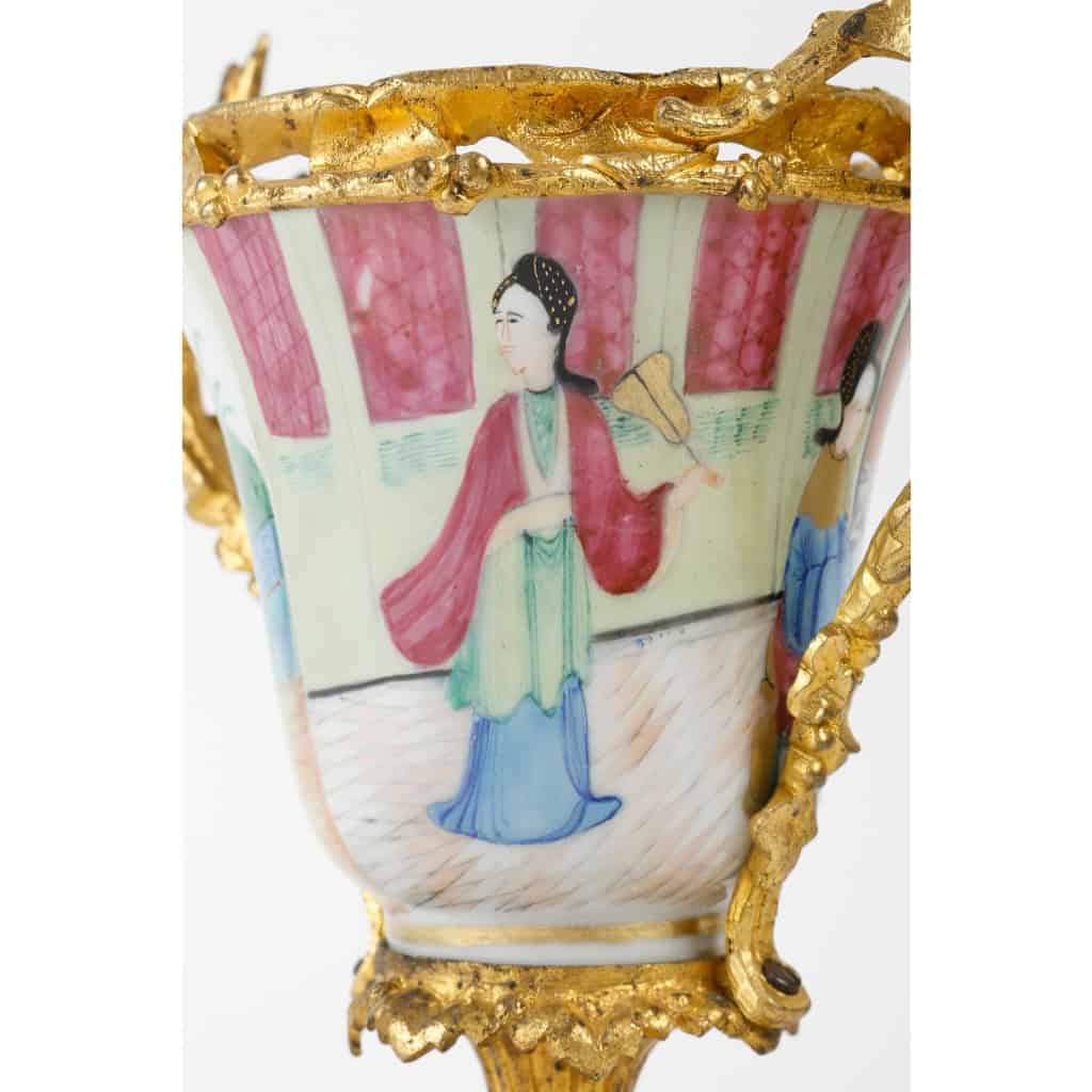 Une paire de vases en porcelaine chinoise fin XIXème siècle Une paire de vases en porcelaine chinoise fin XIXème siècle