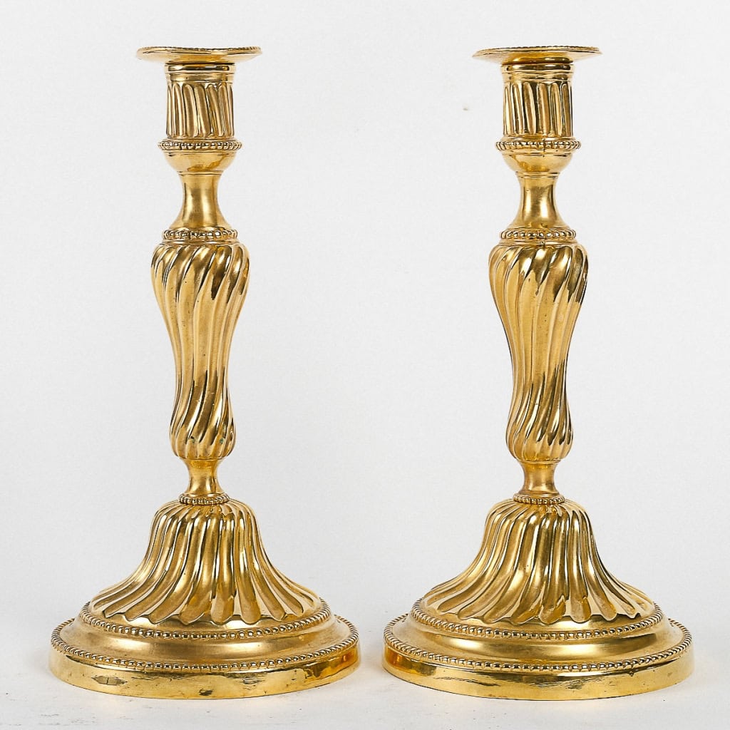 Époque Louis XV Paire de bougeoirs « Au Roi » à fûts torsadés en bronze ciselé et doré vers 1750 MLD Antiquités|MLD Antiquités|MLD Antiquités|MLD Antiquités|MLD Antiquités|MLD Antiquités|MLD Antiquités|MLD Antiquités||