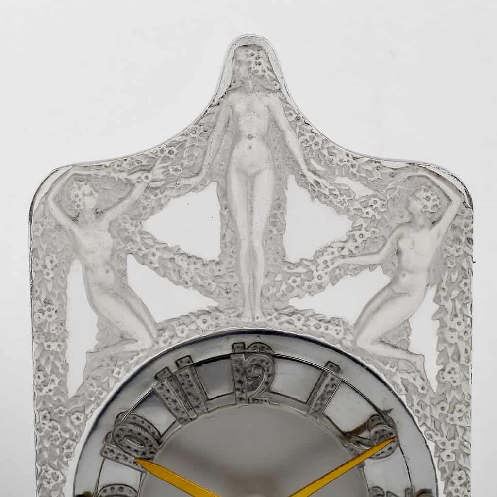 Pendule « Hélène » verre blanc patiné gris de René LALIQUE - Mouvement mécanique Oméga Pendule « Hélène » verre blanc patiné gris de René LALIQUE - Mouvement mécanique Oméga