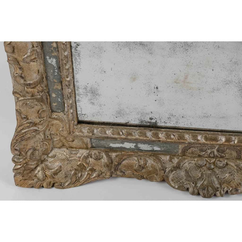 Époque Régence vers 1715-1723 Miroir à parecloses et à fronton en bois argenté Époque Régence vers 1715-1723 Miroir à parecloses et à fronton en bois argenté