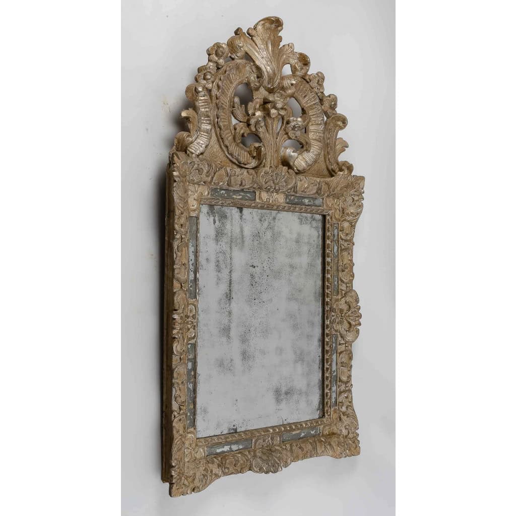 Époque Régence vers 1715-1723 Miroir à parecloses et à fronton en bois argenté Époque Régence vers 1715-1723 Miroir à parecloses et à fronton en bois argenté