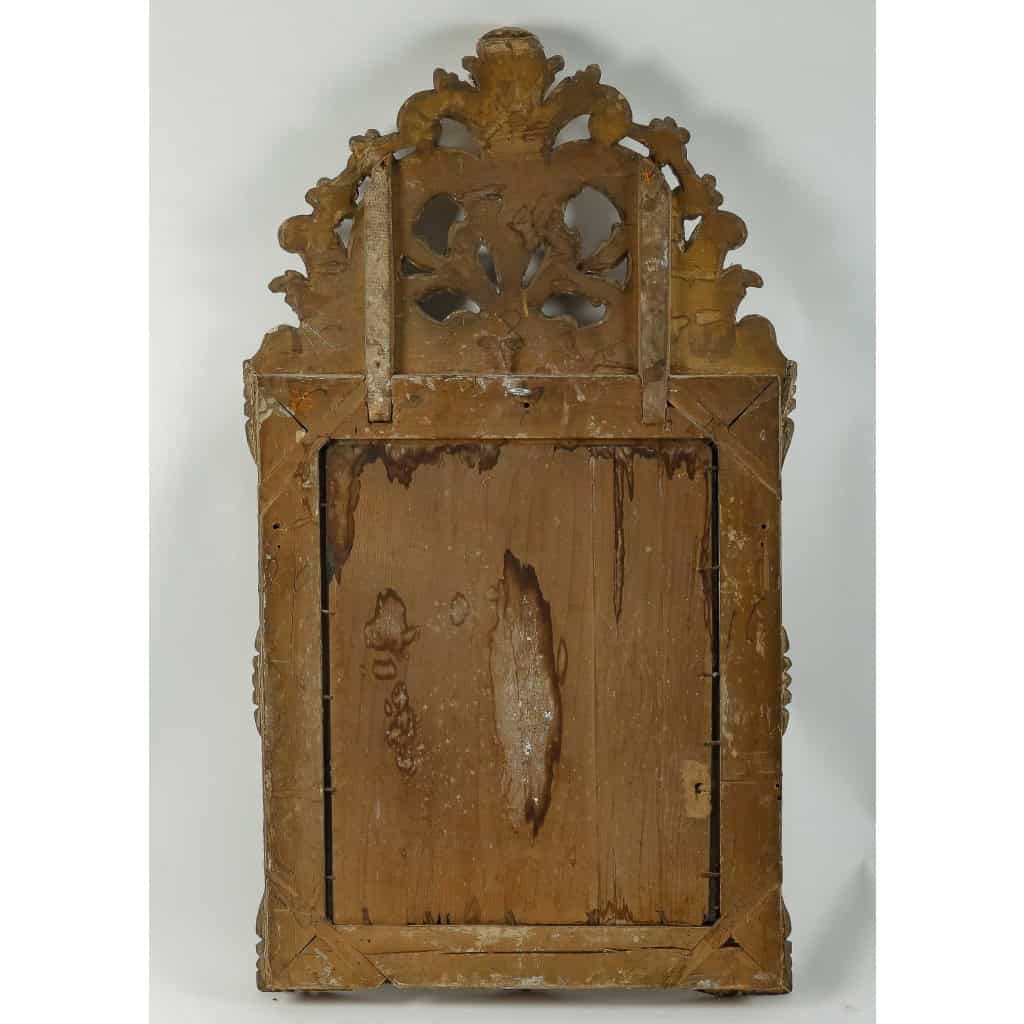 Époque Régence vers 1715-1723 Miroir à parecloses et à fronton en bois argenté Époque Régence vers 1715-1723 Miroir à parecloses et à fronton en bois argenté