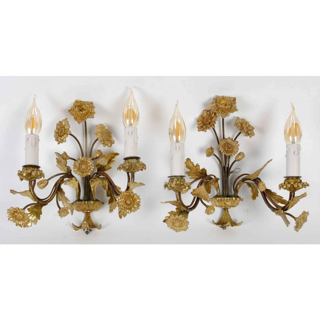 Paire d’appliques aux fleurs à deux lumières en bronze doré vers 1920 MLD Antiquités|MLD Antiquités|MLD Antiquités|MLD Antiquités|MLD Antiquités|MLD Antiquités|MLD Antiquités|MLD Antiquités|MLD Antiquités||