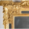 Petit miroir en bois doré à parecloses et fronton ajouré d’époque Louis XVI vers 1780 Petit miroir en bois doré à parecloses et fronton ajouré d’époque Louis XVI vers 1780