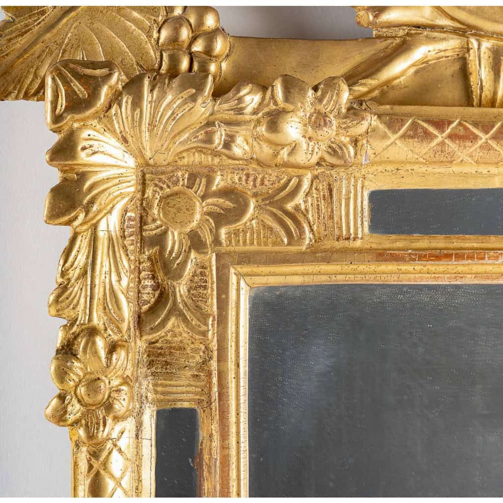 Petit miroir en bois doré à parecloses et fronton ajouré d’époque Louis XVI vers 1780 Petit miroir en bois doré à parecloses et fronton ajouré d’époque Louis XVI vers 1780