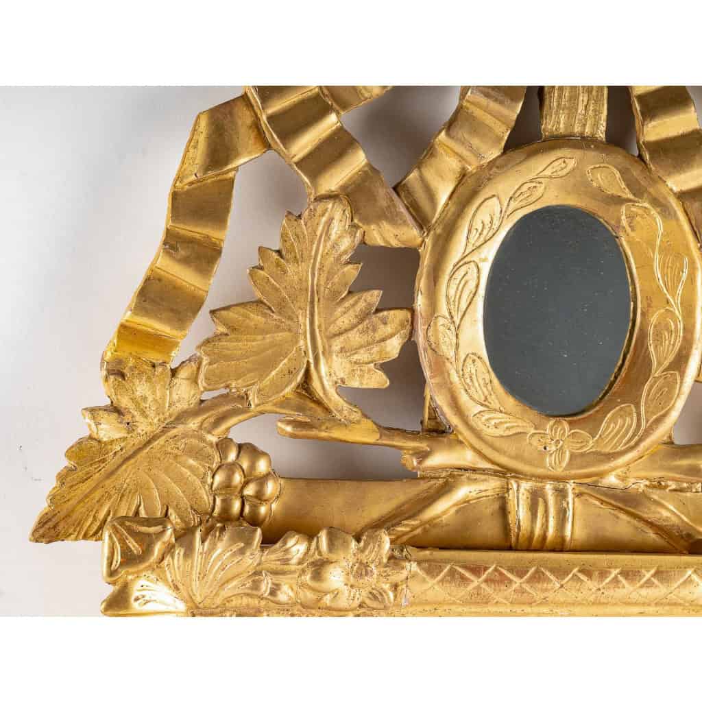 Petit miroir en bois doré à parecloses et fronton ajouré d’époque Louis XVI vers 1780 Petit miroir en bois doré à parecloses et fronton ajouré d’époque Louis XVI vers 1780