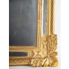 Petit miroir en bois doré à parecloses et fronton ajouré d’époque Louis XVI vers 1780 Petit miroir en bois doré à parecloses et fronton ajouré d’époque Louis XVI vers 1780