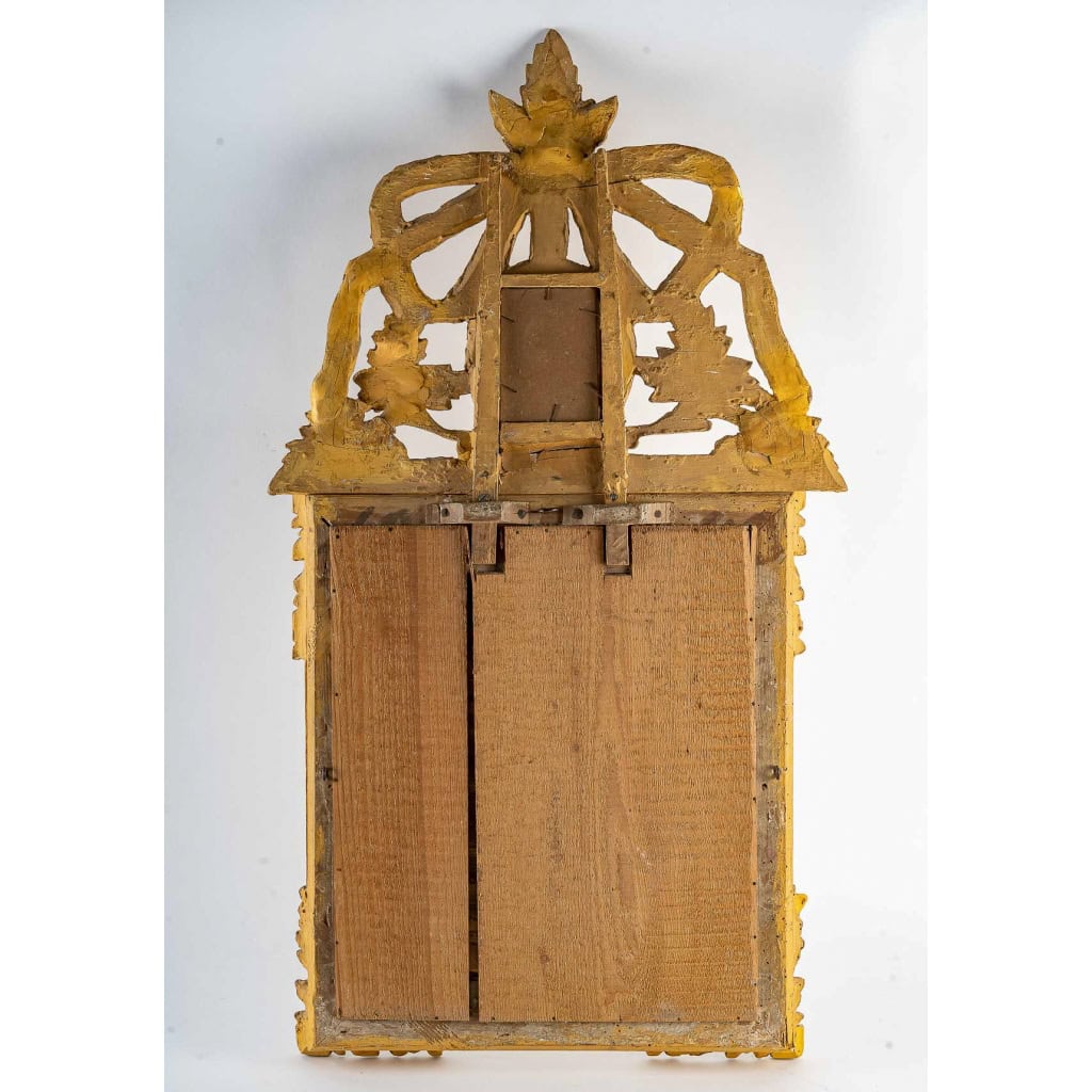 Petit miroir en bois doré à parecloses et fronton ajouré d’époque Louis XVI vers 1780 Petit miroir en bois doré à parecloses et fronton ajouré d’époque Louis XVI vers 1780