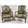 Époque Régence vers 1720 Paire de larges fauteuils en noyer mouluré et sculpté Époque Régence vers 1720 Paire de larges fauteuils en noyer mouluré et sculpté