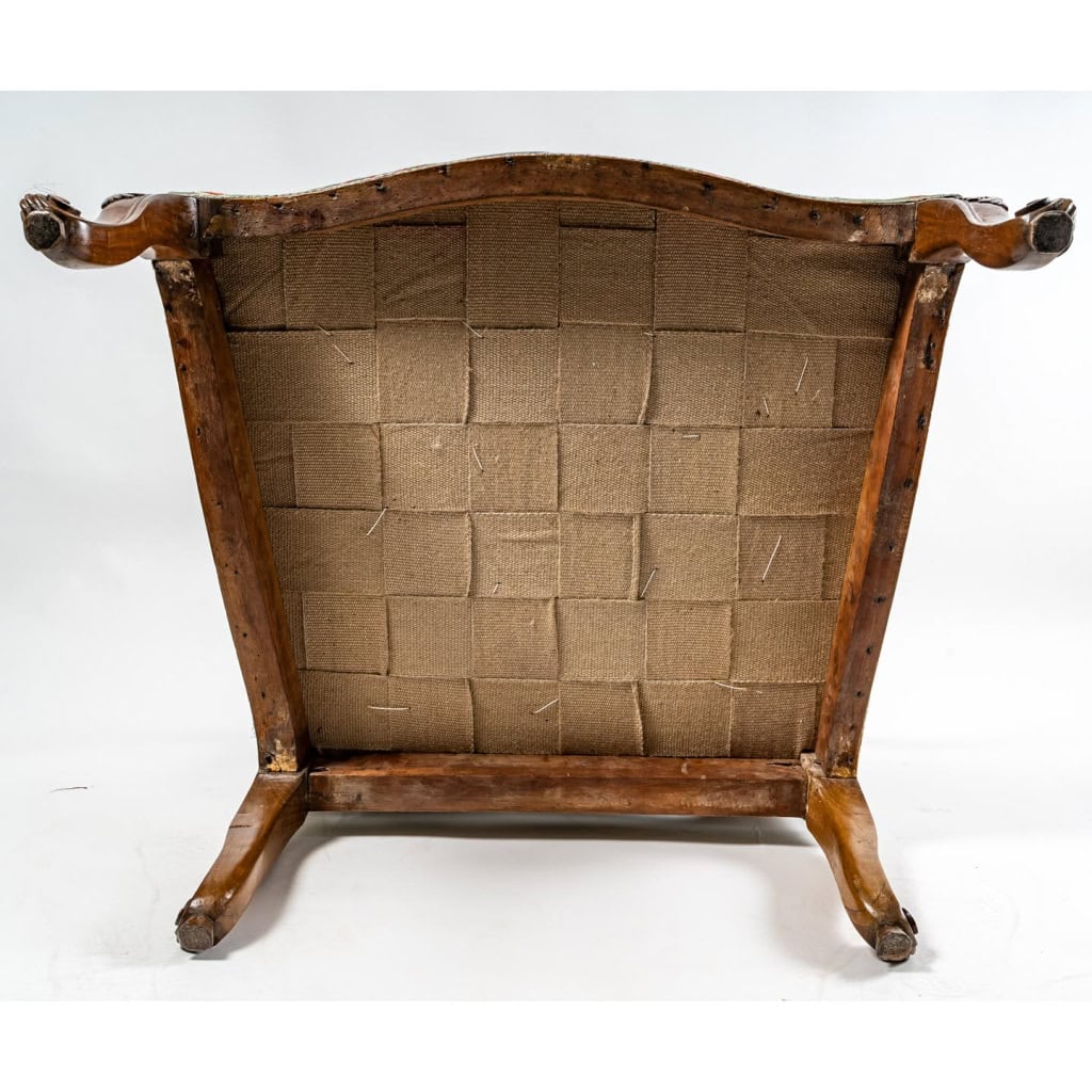 Époque Régence vers 1720 Paire de larges fauteuils en noyer mouluré et sculpté Époque Régence vers 1720 Paire de larges fauteuils en noyer mouluré et sculpté