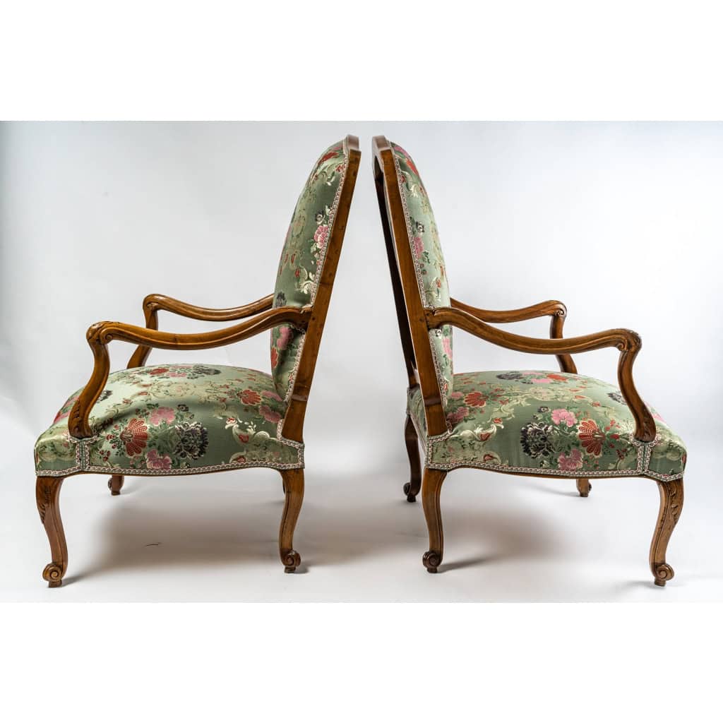 Époque Régence vers 1720 Paire de larges fauteuils en noyer mouluré et sculpté Époque Régence vers 1720 Paire de larges fauteuils en noyer mouluré et sculpté