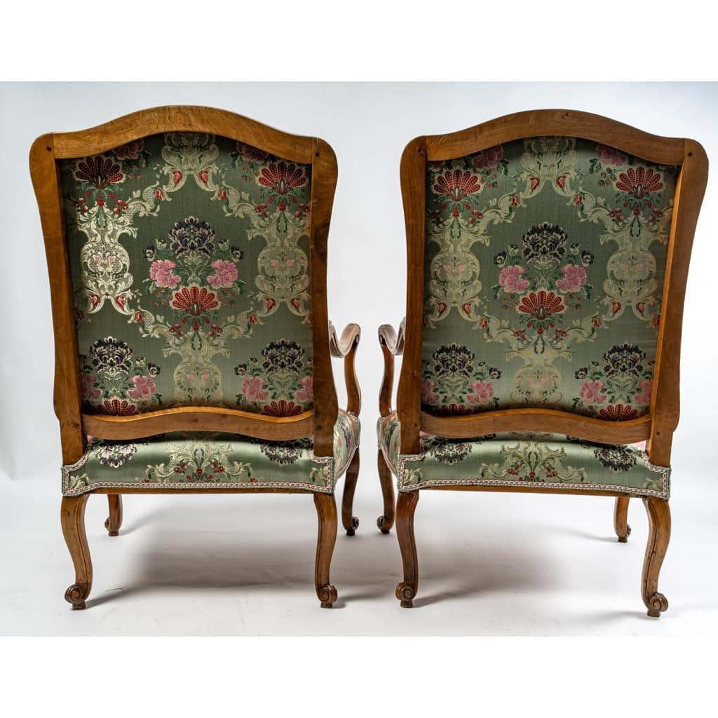 Époque Régence vers 1720 Paire de larges fauteuils en noyer mouluré et sculpté Époque Régence vers 1720 Paire de larges fauteuils en noyer mouluré et sculpté